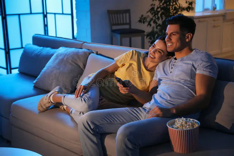 Menikmati film bersama pasangan Pasangan menonton film bersama