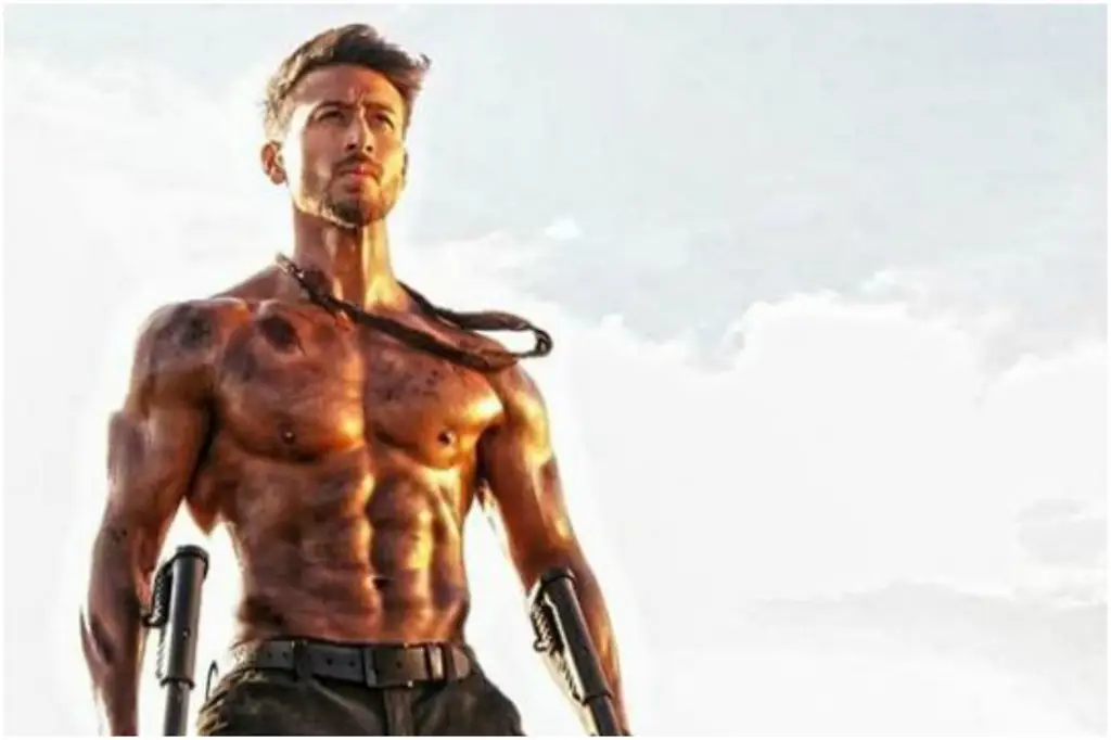 Tiger Shroff menampilkan karakternya yang kuat dan misterius Tiger Shroff dengan tatapan tajam